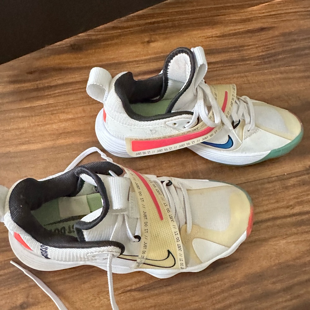 Nike women’s Multicolor Sneakers runs small might fit size 7 better